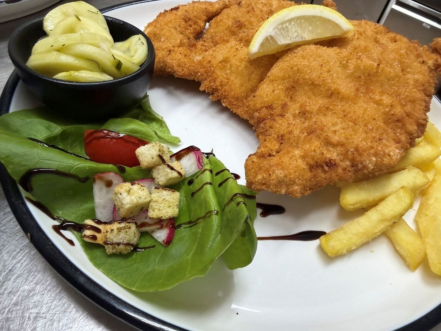 Ein Teller mit Schnitzel und Salat