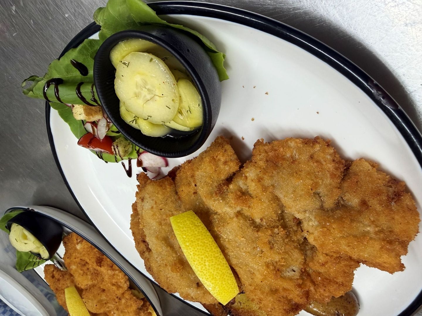 Ein Teller mit einem Schnitzel
